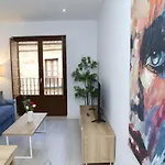 Piso Plaza Mercado 2,3 شقة *
